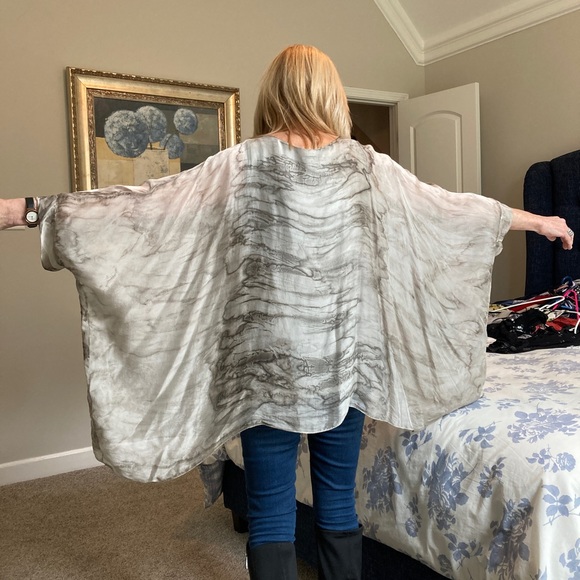 Cute flattering flowing top - Picture 3 of 3